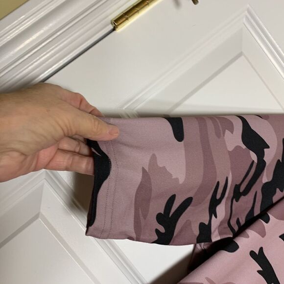 Venus extra-large V-neck half sleeve top Brown and black Camouflage - Picture 4 of 6